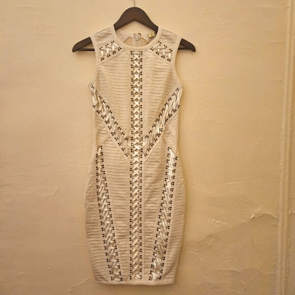 Form fitting white dress - Picture 3 of 3